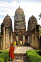 Tempels in Sukhothai / temple met monnik